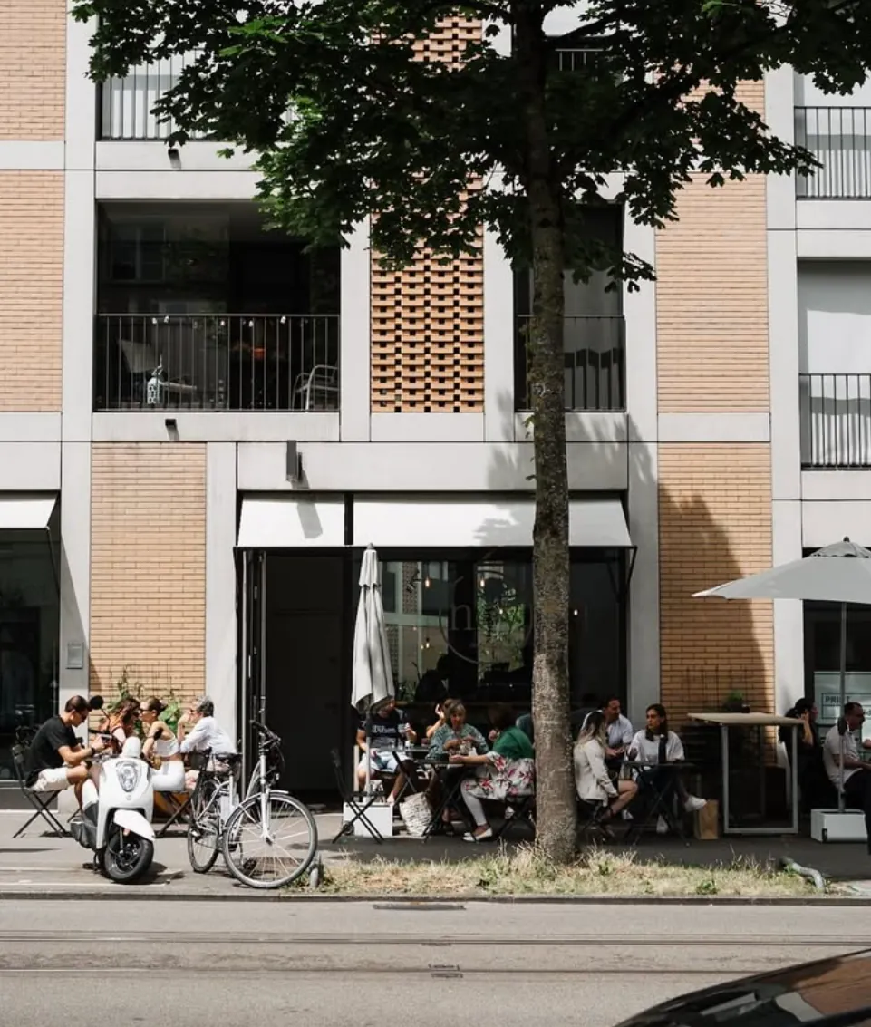 Full terrace in front of noy on Moserstrasse in summer