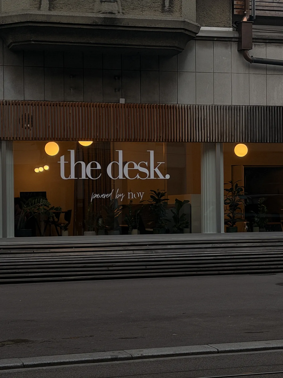 Shop window of the desk – powered by noy on Moserstrasse in Bern, lit in the evening